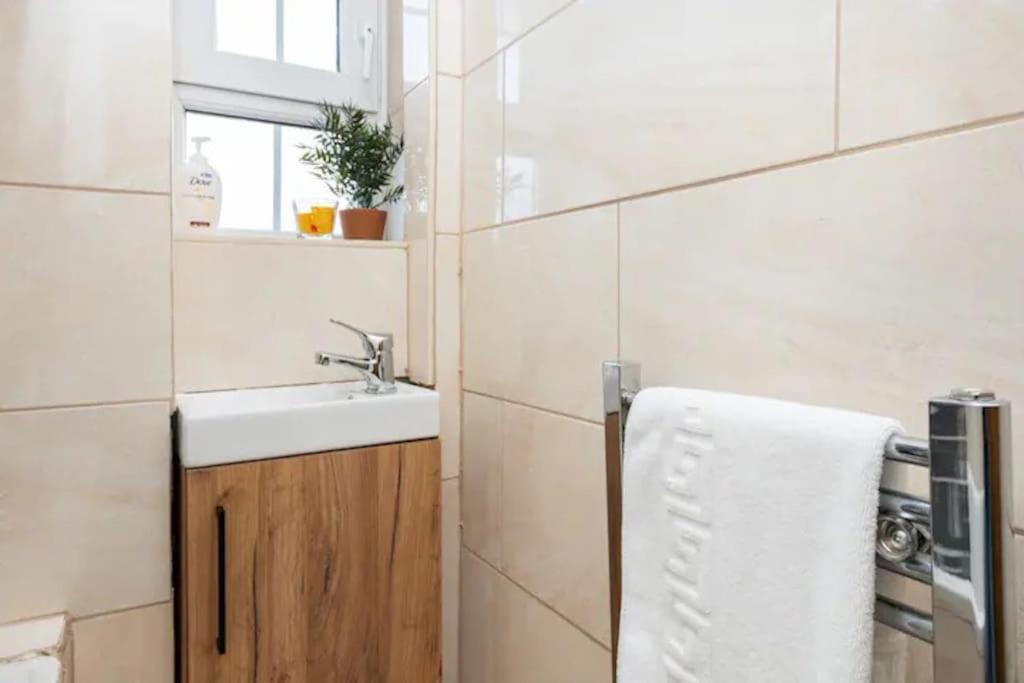 Apartamento Tranquil 1Br In South Bank With Onsite Parking Londres Exterior foto