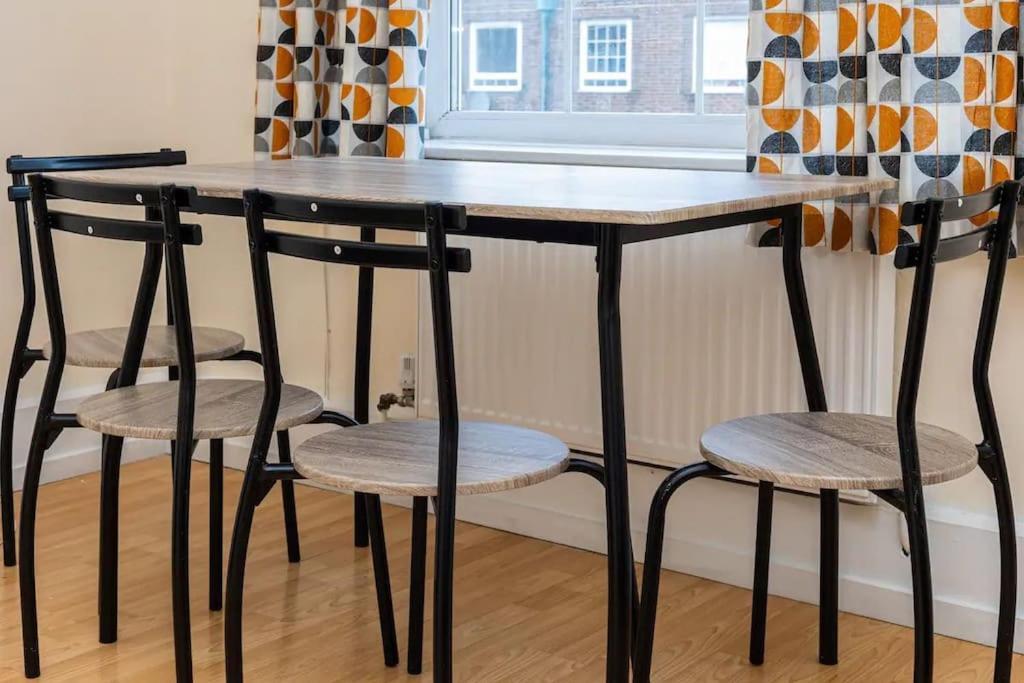Apartamento Tranquil 1Br In South Bank With Onsite Parking Londres Exterior foto