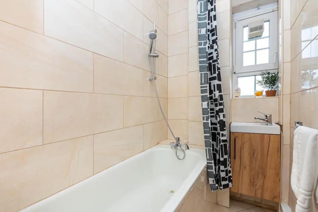 Apartamento Tranquil 1Br In South Bank With Onsite Parking Londres Exterior foto